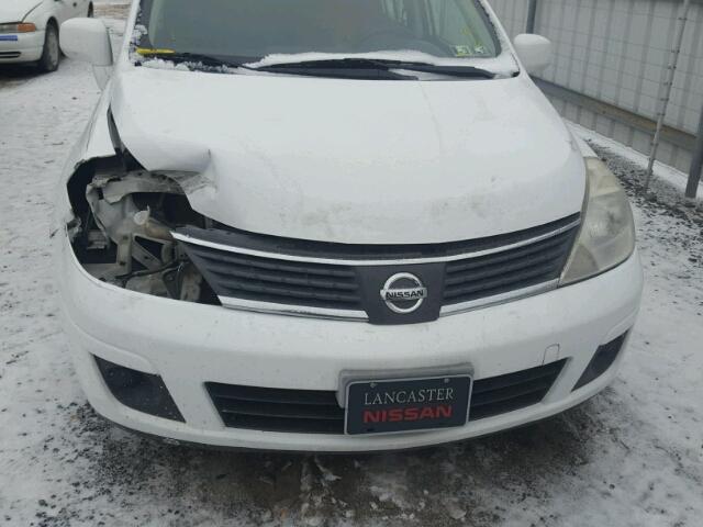 3N1BC13E08L388314 - 2008 NISSAN VERSA S WHITE photo 9