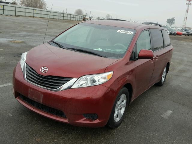 5TDKK3DC4CS200034 - 2012 TOYOTA SIENNA LE RED photo 2