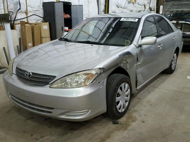 JTDBE32K820059584 - 2002 TOYOTA CAMRY LE GOLD photo 2