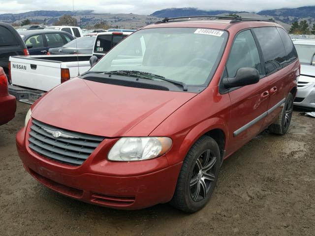 1A4GP45R66B706616 - 2006 CHRYSLER TOWN & COU RED photo 2