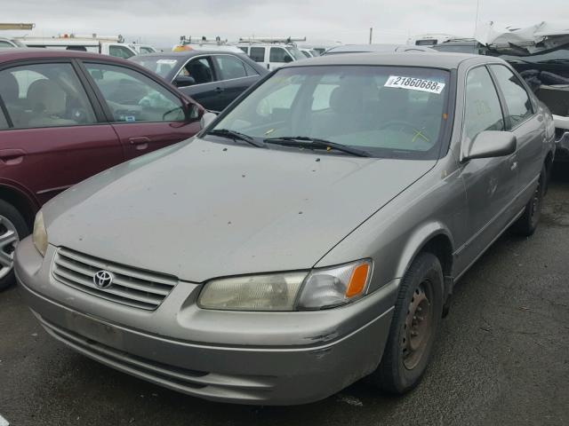 JT2BG22K0W0127444 - 1998 TOYOTA CAMRY CE BEIGE photo 2