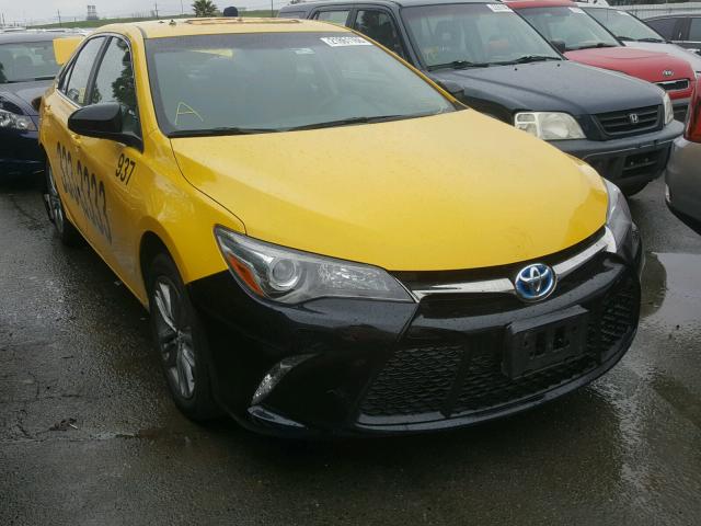 4T1BD1FK8HU221406 - 2017 TOYOTA CAMRY HYBR YELLOW photo 1