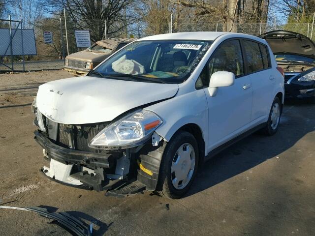 3N1BC13E69L382938 - 2009 NISSAN VERSA S WHITE photo 2