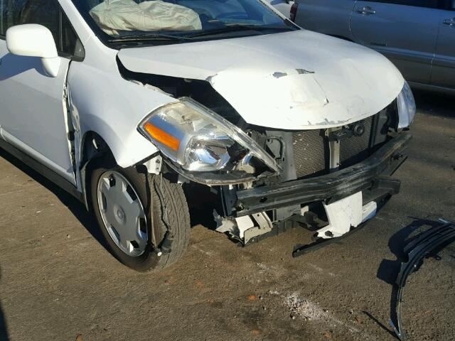 3N1BC13E69L382938 - 2009 NISSAN VERSA S WHITE photo 9