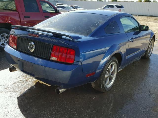 1ZVFT80N965168532 - 2006 FORD MUSTANG BLUE photo 4