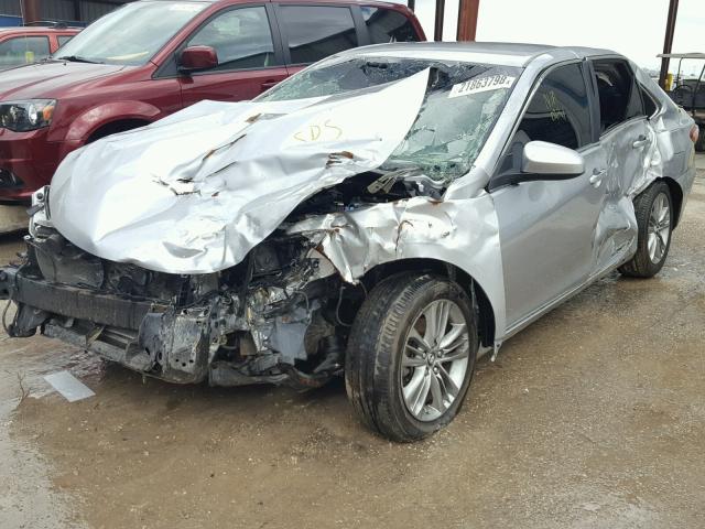 4T1BF1FK5HU709304 - 2017 TOYOTA CAMRY LE ვერცხლისფერი ფოტო 2