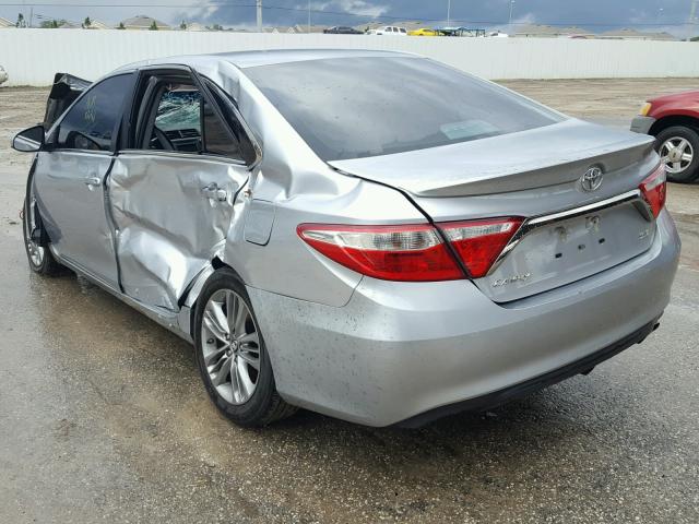 4T1BF1FK5HU709304 - 2017 TOYOTA CAMRY LE ვერცხლისფერი ფოტო 3