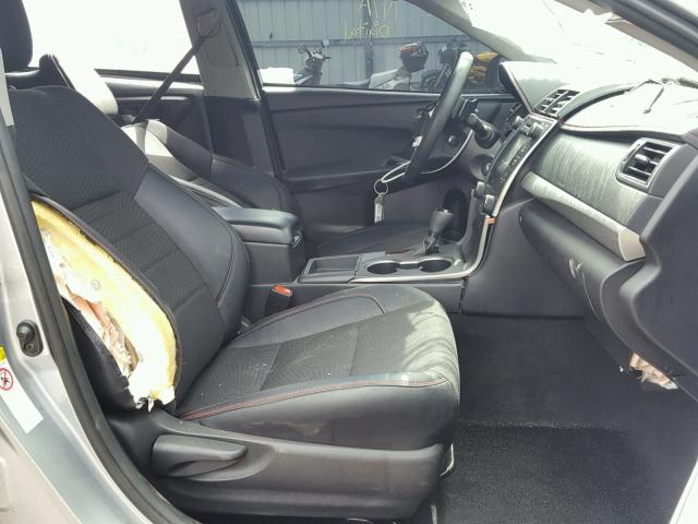 4T1BF1FK5HU709304 - 2017 TOYOTA CAMRY LE ვერცხლისფერი ფოტო 5