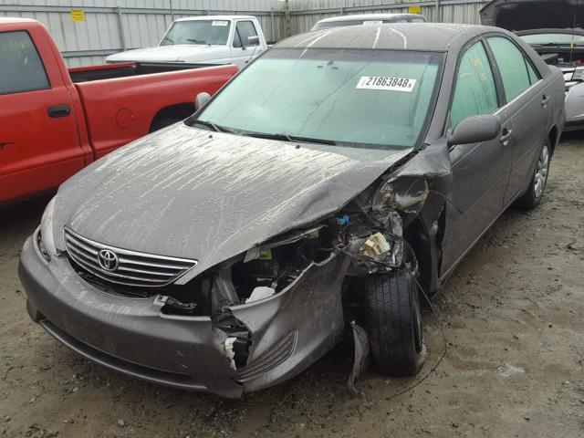 4T1BE32K05U945973 - 2005 TOYOTA CAMRY LE GRAY photo 2