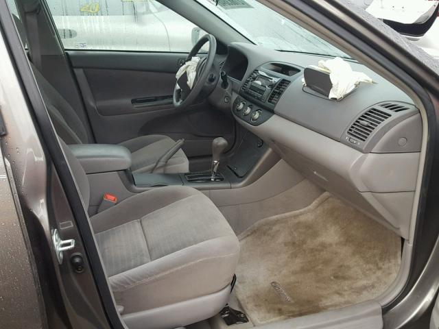 4T1BE32K05U945973 - 2005 TOYOTA CAMRY LE ნაცრისფერი ფოტო 5