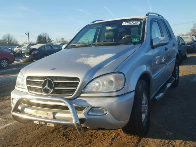 4JGAB54E92A315406 - 2002 MERCEDES-BENZ ML 320 SILVER photo 2