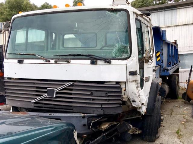 4V52AEEC8NR470415 - 1992 VOLVO FE WHITE photo 2