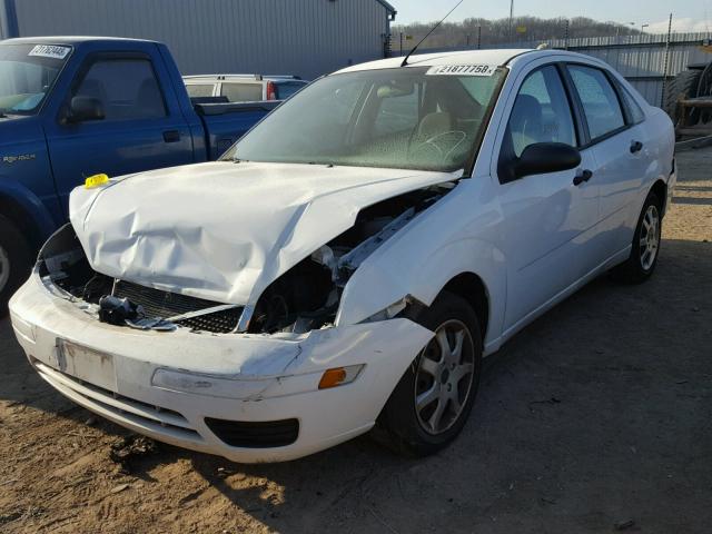 1FAFP34N25W313283 - 2005 FORD FOCUS ZX4 WHITE photo 2