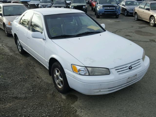 JT2BG28K5W0218569 - 1998 TOYOTA CAMRY LE თეთრი ფოტო 1