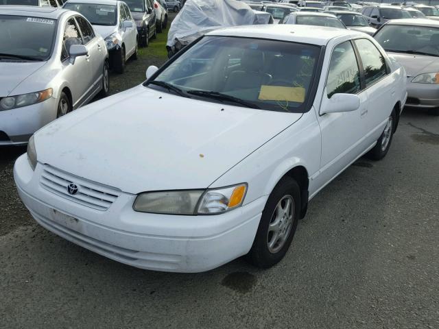 JT2BG28K5W0218569 - 1998 TOYOTA CAMRY LE თეთრი ფოტო 2