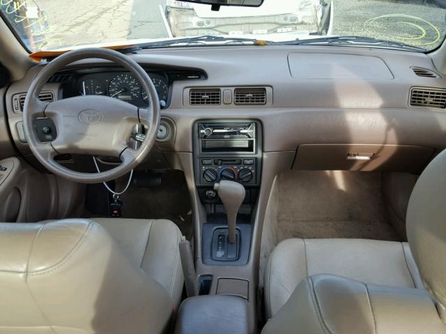 JT2BG28K5W0218569 - 1998 TOYOTA CAMRY LE თეთრი ფოტო 9
