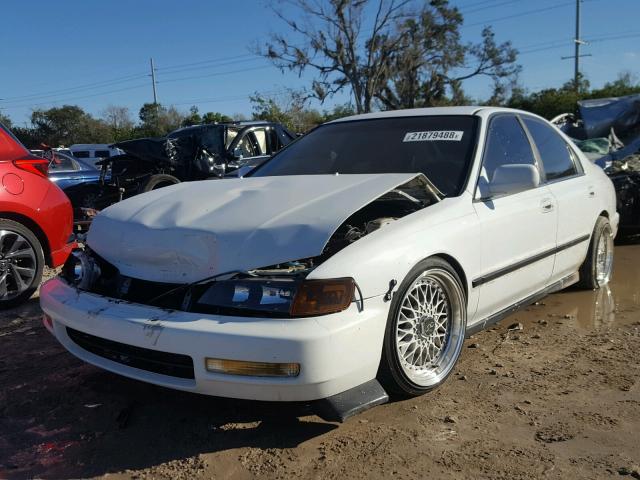 1HGCD5531VA227427 - 1997 HONDA ACCORD LX WHITE photo 2