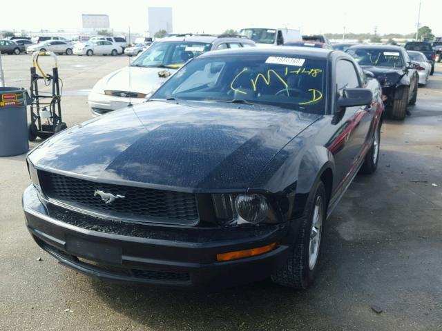 1ZVFT80N555163505 - 2005 FORD MUSTANG BLACK photo 2