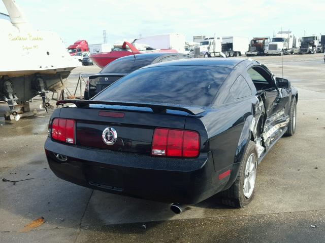 1ZVFT80N555163505 - 2005 FORD MUSTANG BLACK photo 4