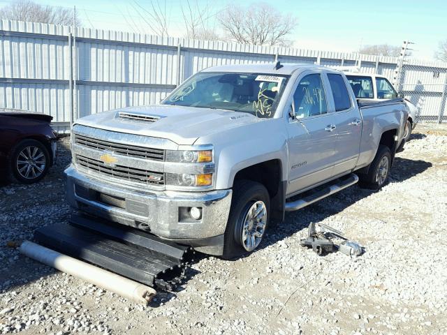 1GC2KWEY2HZ215505 - 2017 CHEVROLET SILVERADO SILVER photo 2