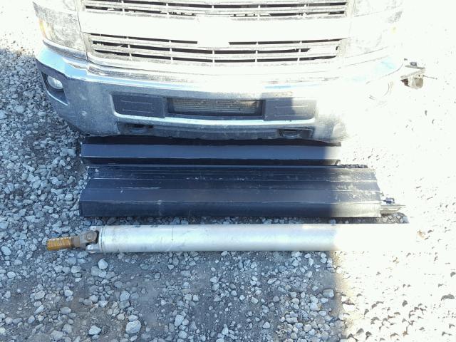 1GC2KWEY2HZ215505 - 2017 CHEVROLET SILVERADO SILVER photo 9