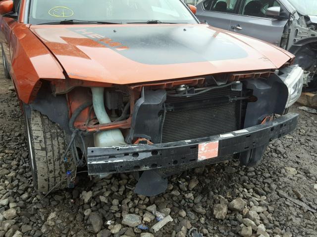 2B3KA53H66H260137 - 2006 DODGE CHARGER R/ ORANGE photo 9