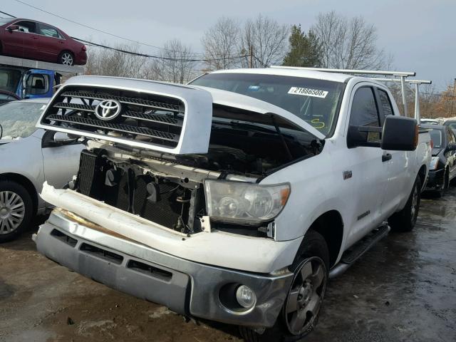 5TBBV54128S513357 - 2008 TOYOTA TUNDRA DOU WHITE photo 2