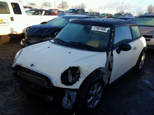 WMWMF3C5XATZ63946 - 2010 MINI COOPER WHITE photo 2