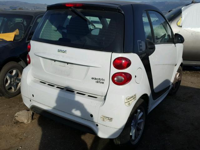 WMEEJ9AA0FK835268 - 2015 SMART FORTWO ELE WHITE photo 4