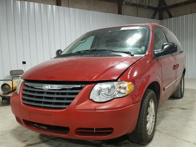 2A4GP54L46R720082 - 2006 CHRYSLER TOWN & COU RED photo 2