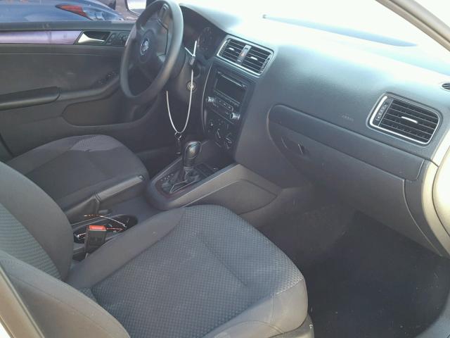 3VW2K7AJ1DM392117 - 2013 VOLKSWAGEN JETTA BASE თეთრი ფოტო 5