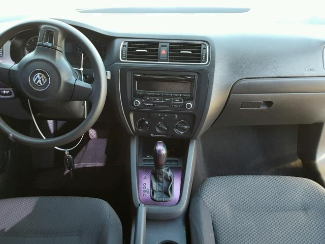 3VW2K7AJ1DM392117 - 2013 VOLKSWAGEN JETTA BASE თეთრი ფოტო 9