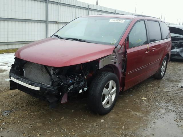 2V4RW3DG8BR718103 - 2011 VOLKSWAGEN ROUTAN SE RED photo 2