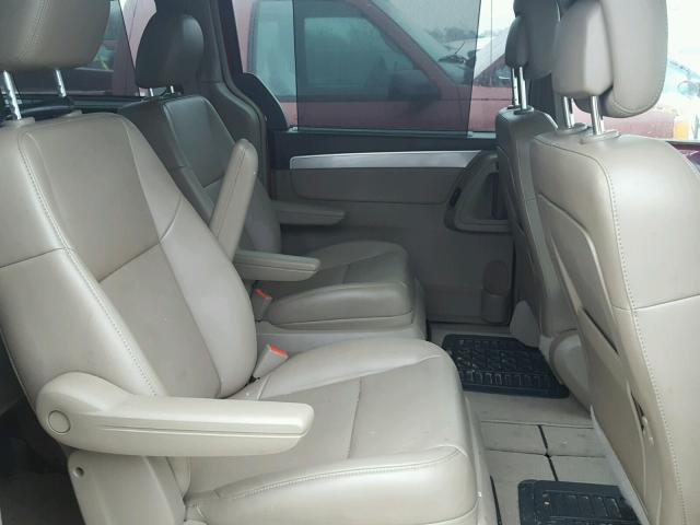 2V4RW3DG8BR718103 - 2011 VOLKSWAGEN ROUTAN SE RED photo 6