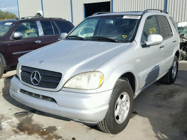 4JGAB54E6YA216499 - 2000 MERCEDES-BENZ ML 320 SILVER photo 2