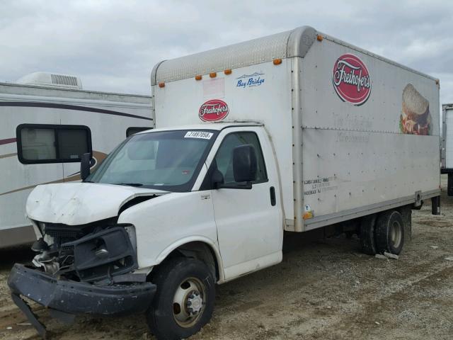 1GBJG31K681182184 - 2008 CHEVROLET EXPRESS G3 WHITE photo 2