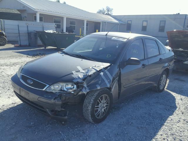 1FAFP34N85W271685 - 2005 FORD FOCUS ZX4 CHARCOAL photo 2