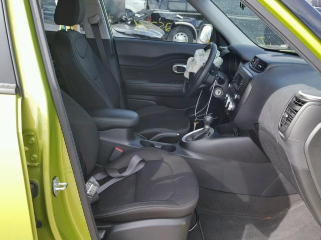 KNDJN2A26G7872816 - 2016 KIA SOUL GREEN photo 5