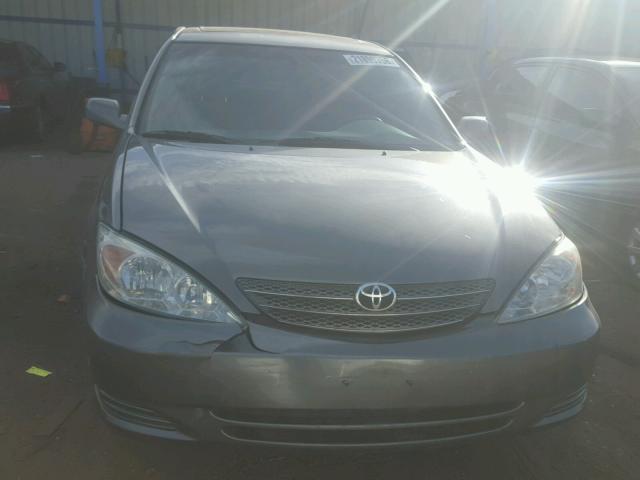 4T1BF32K74U572023 - 2004 TOYOTA CAMRY LE გრაფიტი ფოტო 9