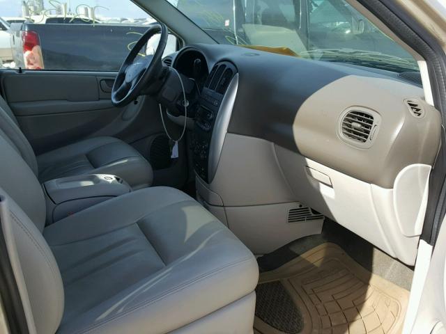 2A4GP54L37R358487 - 2007 CHRYSLER TOWN & COU BEIGE photo 5