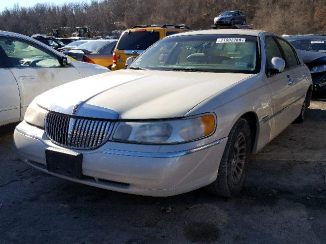 1LNHM83W8YY884073 - 2000 LINCOLN TOWN CAR C BEIGE photo 2