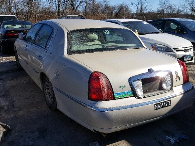 1LNHM83W8YY884073 - 2000 LINCOLN TOWN CAR C BEIGE photo 3