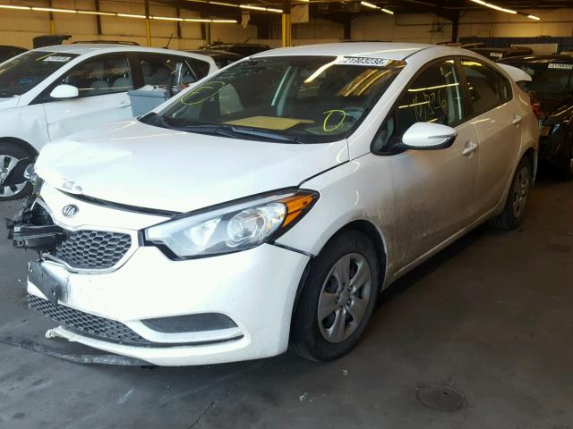 KNAFX4A68F5393903 - 2015 KIA FORTE LX WHITE photo 2