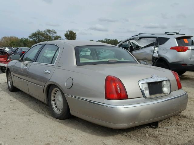 1LNHM81W5YY769644 - 2000 LINCOLN TOWN CAR E BEIGE photo 3