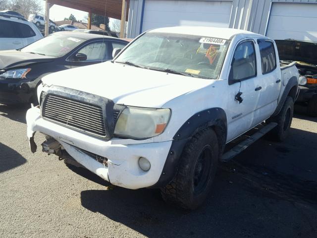 5TELU42N16Z184049 - 2006 TOYOTA TACOMA DOU WHITE photo 2