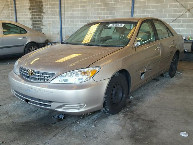 JTDBE32K220009361 - 2002 TOYOTA CAMRY LE TAN photo 2