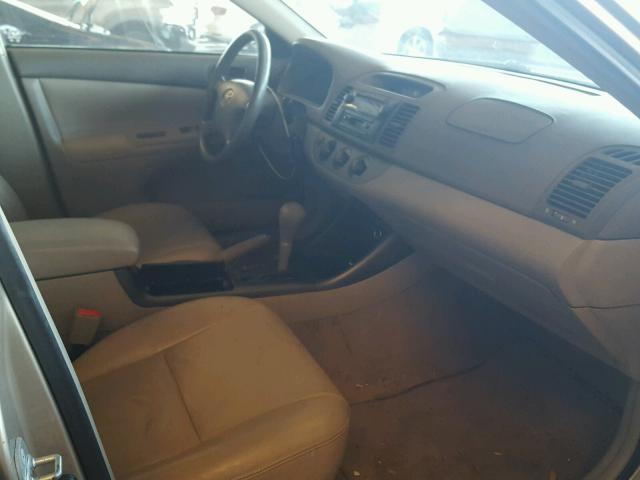 JTDBE32K220009361 - 2002 TOYOTA CAMRY LE TAN photo 5