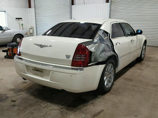 2C3AA63H95H523174 - 2005 CHRYSLER 300C WHITE photo 4