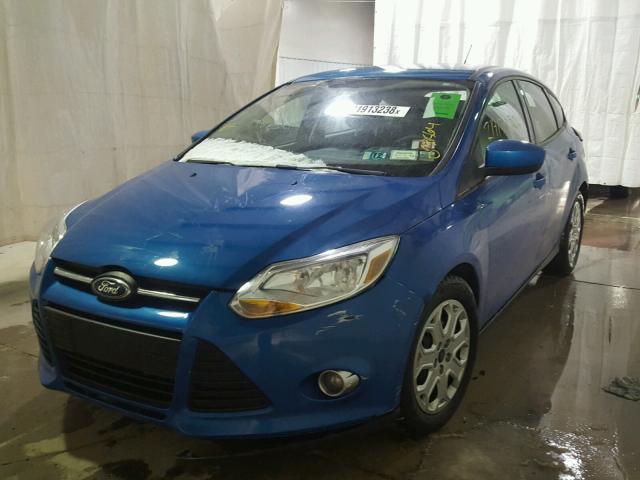 1FAHP3K28CL421150 - 2012 FORD FOCUS SE BLUE photo 2