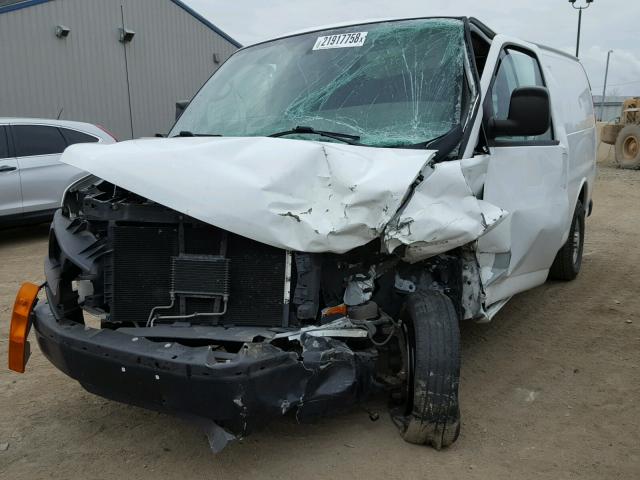 1GCWGFFA3B1109543 - 2011 CHEVROLET EXPRESS G2 WHITE photo 2